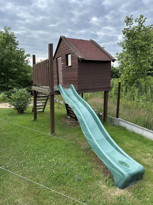 Drewniany domek dla dzieci z zjeżdżalnią