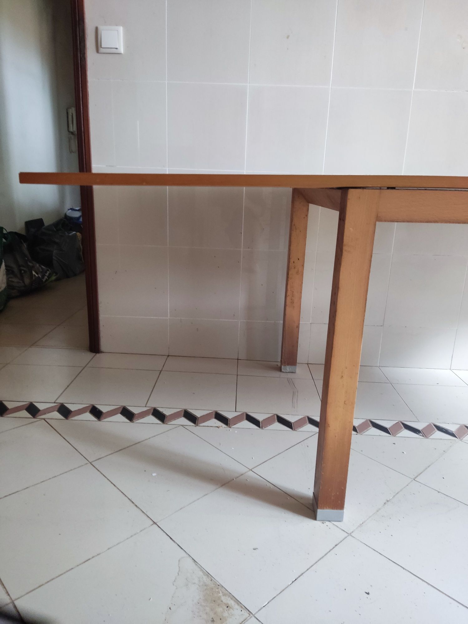 Mesa extensível em madeira clara