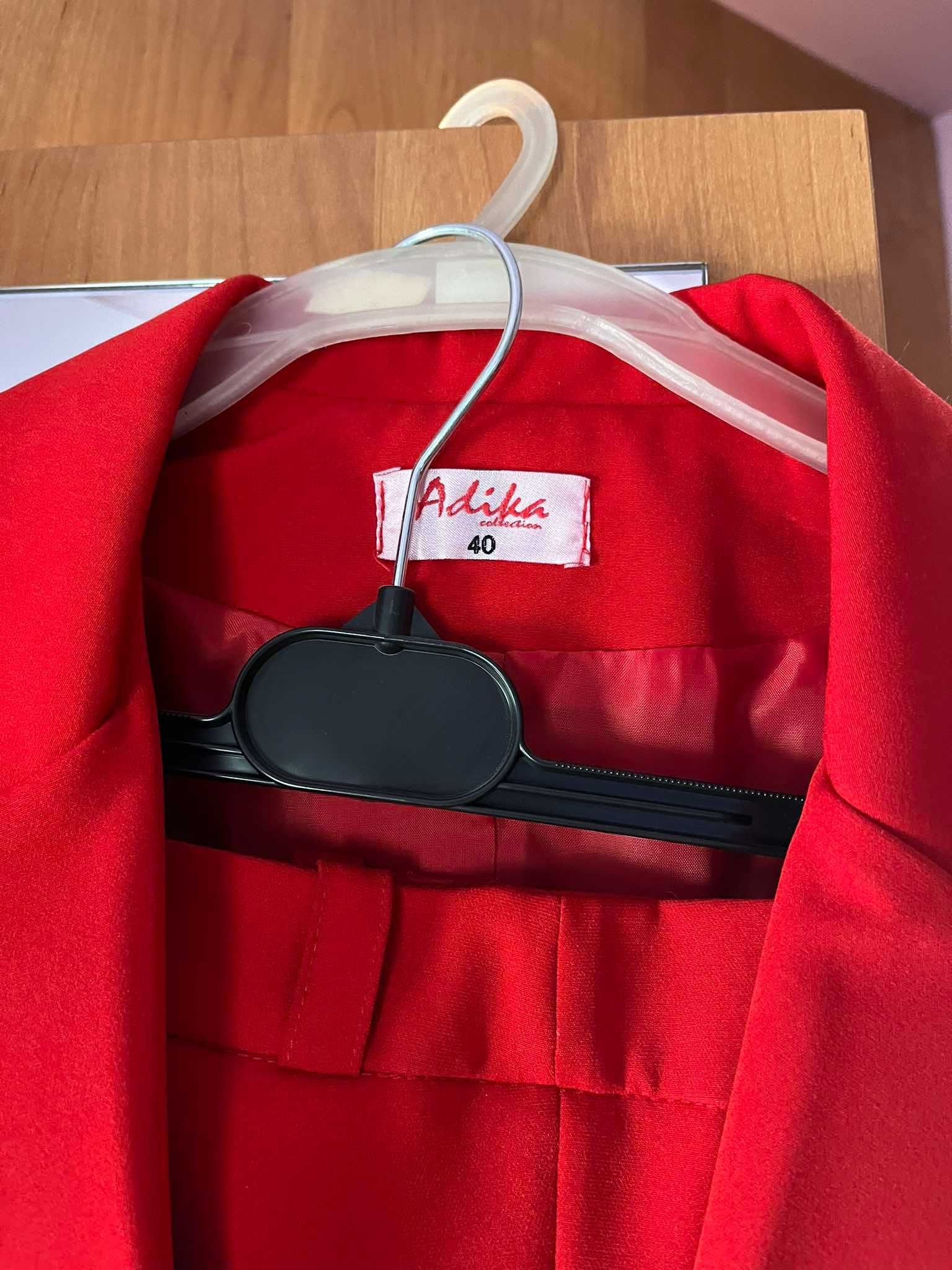 Elegancki czerwony garnitur Adika