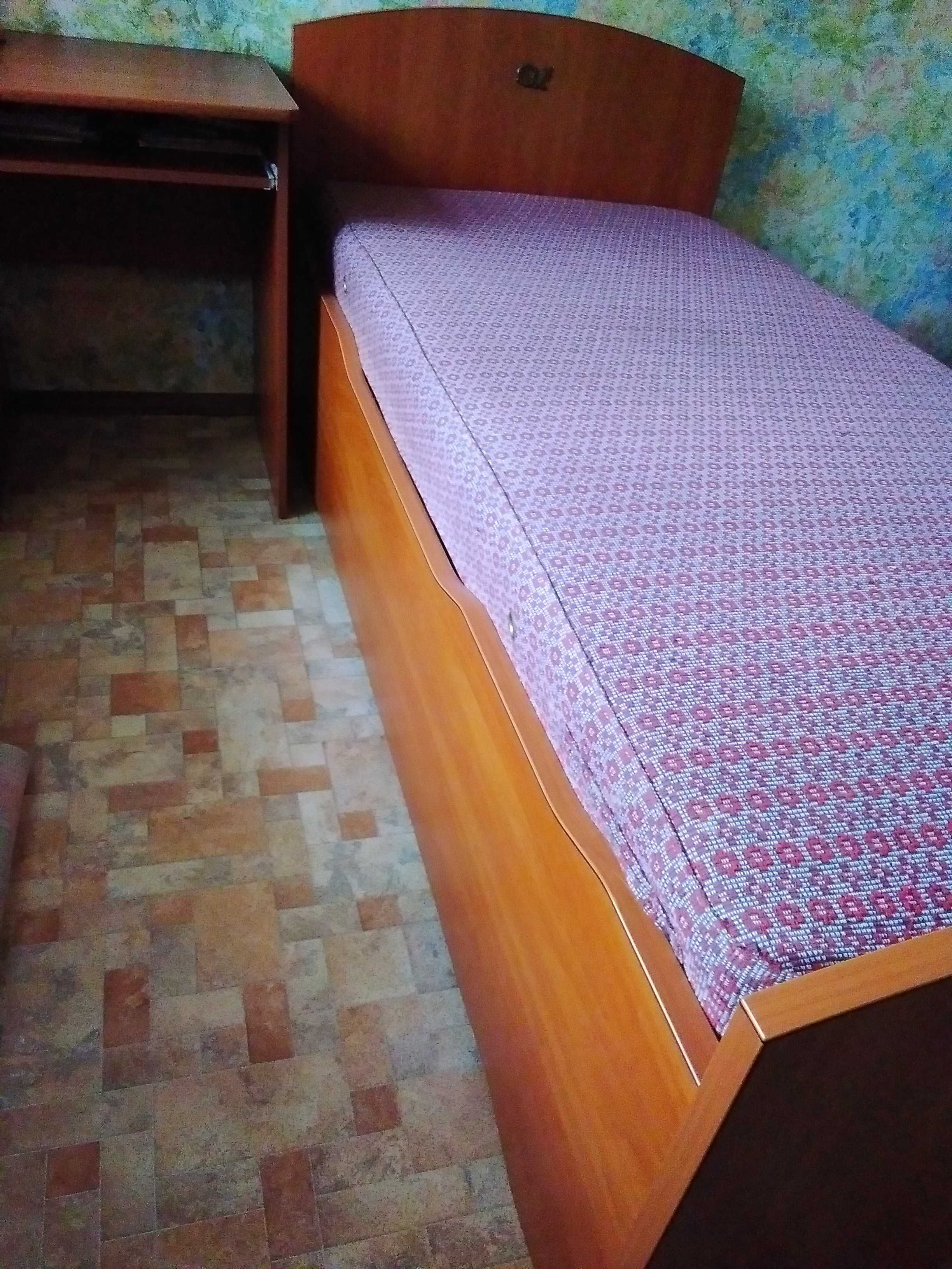Меблі для спальні: ліжко,  шафа-купе, кресло, писмовий стіл