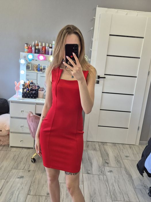 Krótka elegancka czerwona dopasowana sukienka