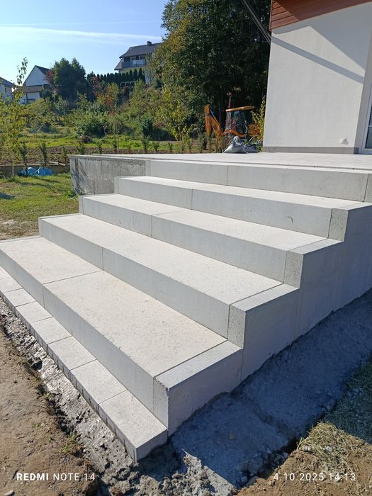 Brukarstwo i ogrodzenia. Układanie płyt granitowych. Gres.