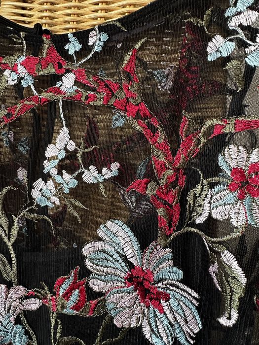 Dwurzedowa sukeinka z haftowanymi kwiatami m&s M