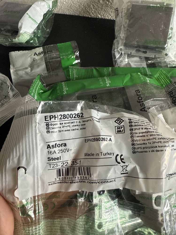 Akcesoria elektryczne schneider electric asfora szare biale czerwone