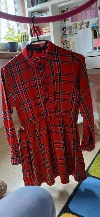 Oddam dwie sukienki świąteczne rozm.146