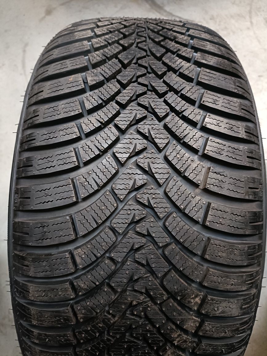 Opona Zimowa Falken EuroWinter HS01 255/40R18 99V