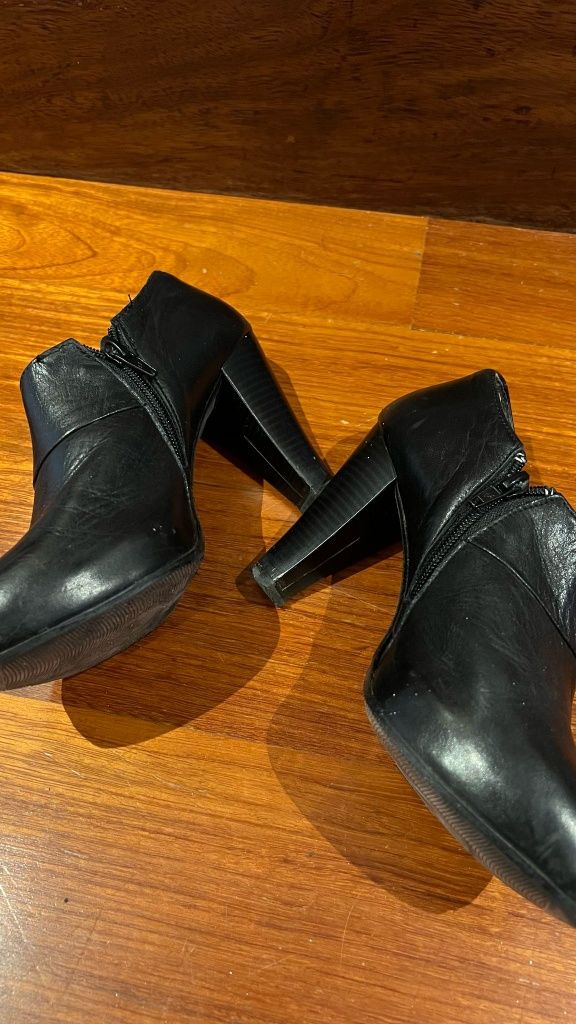 Botins pretos de pele Meu Pé