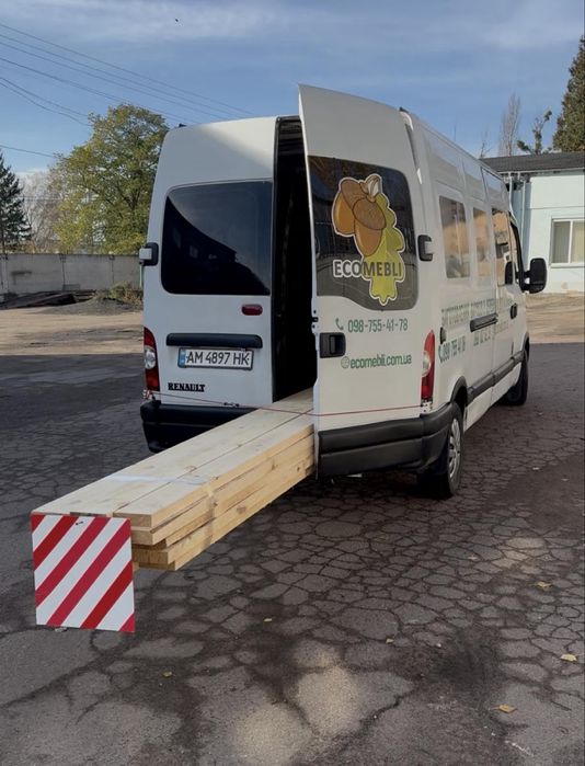 Доставка для магазинів, складів, меблів — чоловік на бусі