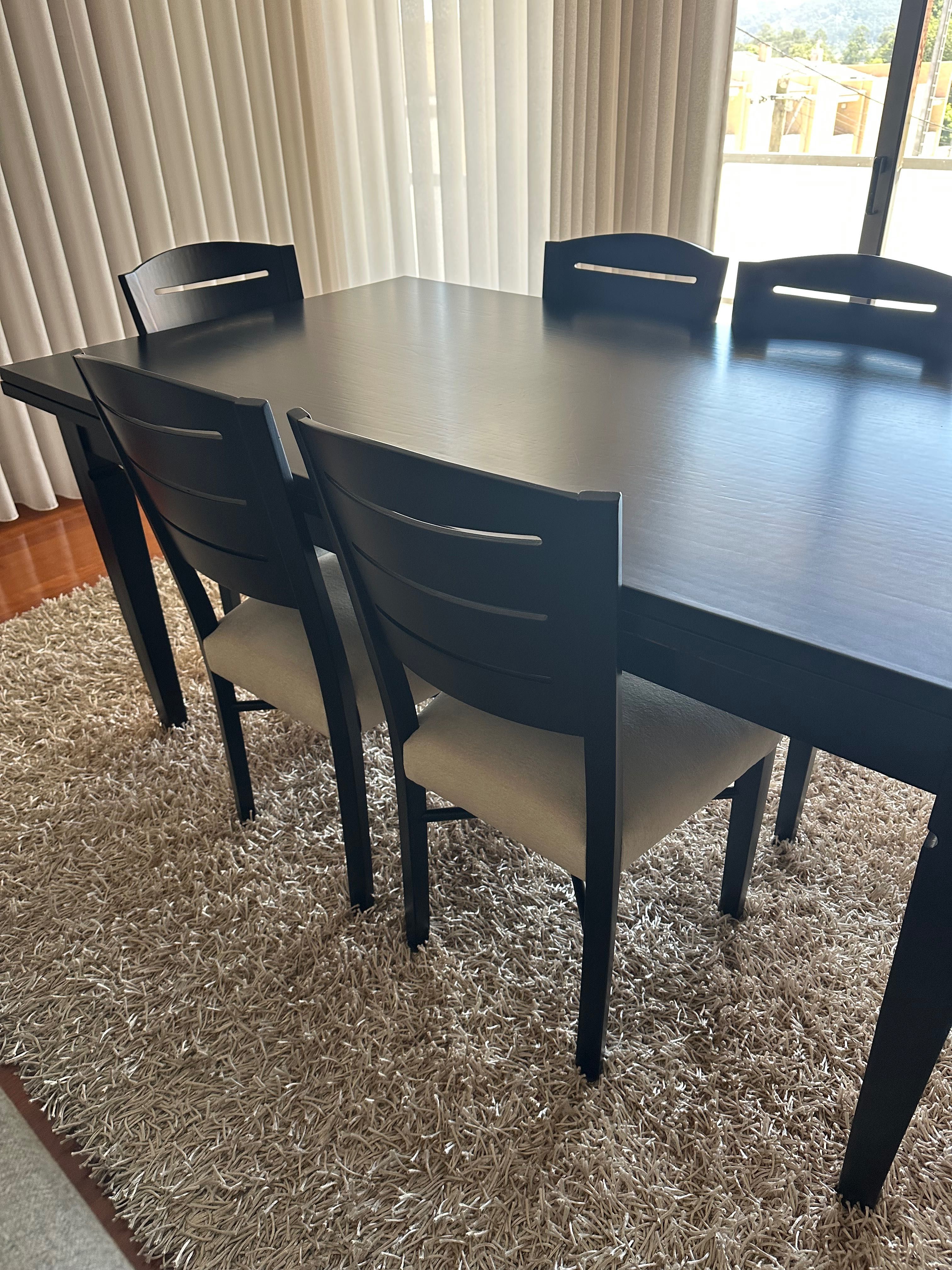 Mesa de jantar extensível em madeira e cadeiras