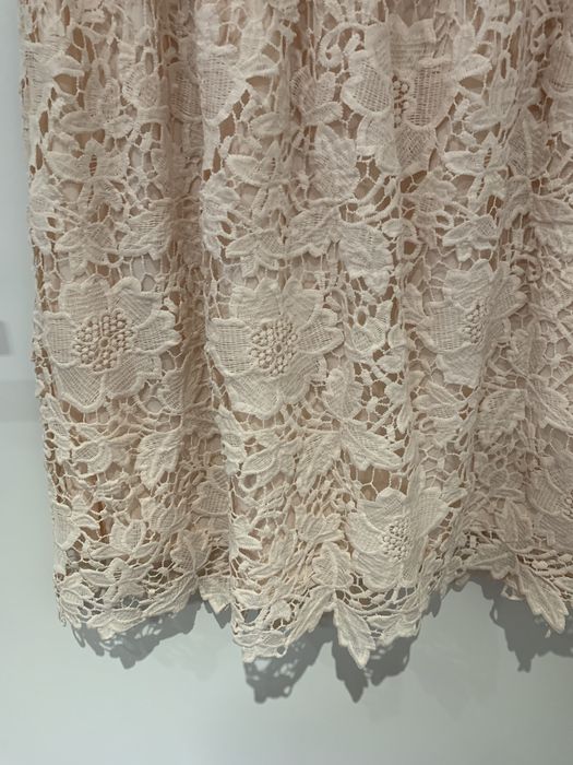 Koronkowa sukienka na jedno ramię