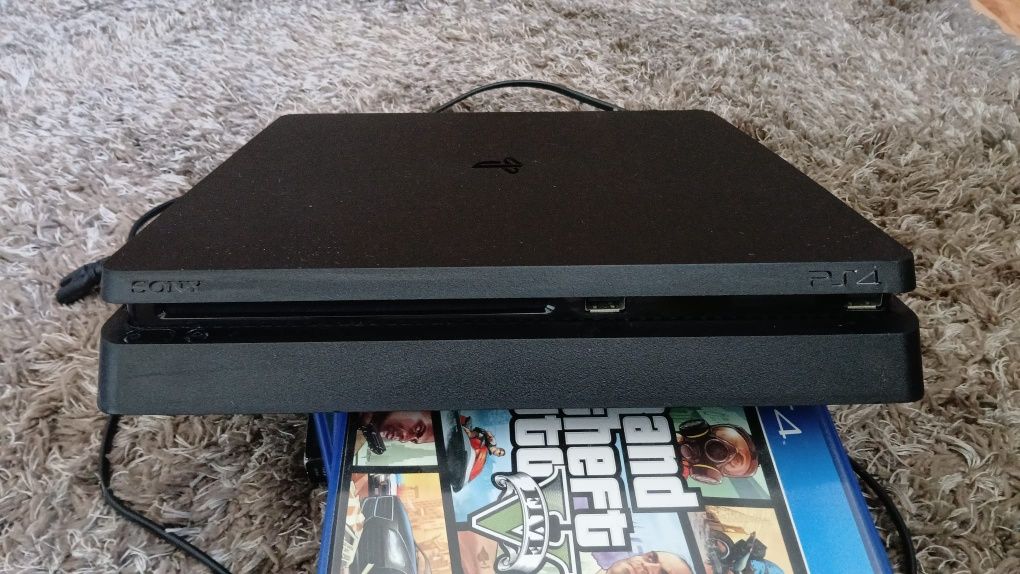 PlayStation 4 (PS4) z padem i 6 grami oraz całym okablowaniem