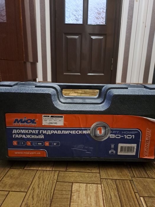 Домкрат гідравлічний підкатний у кейсі MIOL 2т 80-101
