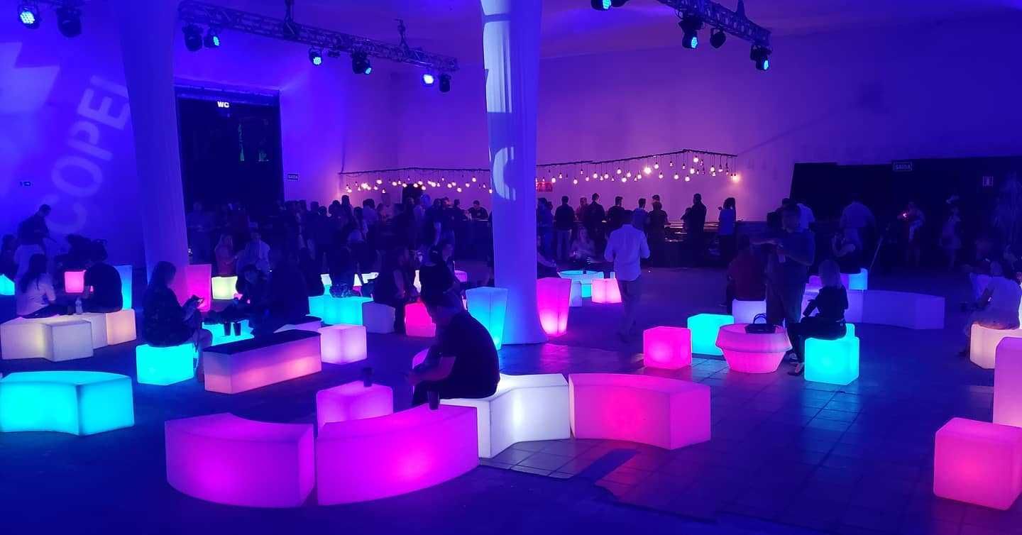 Mobiliario led vasos mesas bares e outros