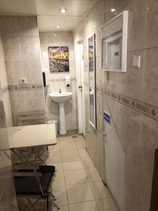 Cedencia de posiçao de pequeno snack-bar em zona de movimento