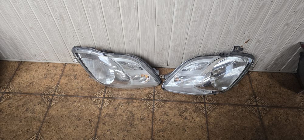 Lampa  lewa prawa przód przednia  Toyota Yaris II