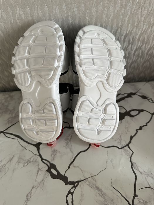 босоніжки дитячі 25 розмір нові