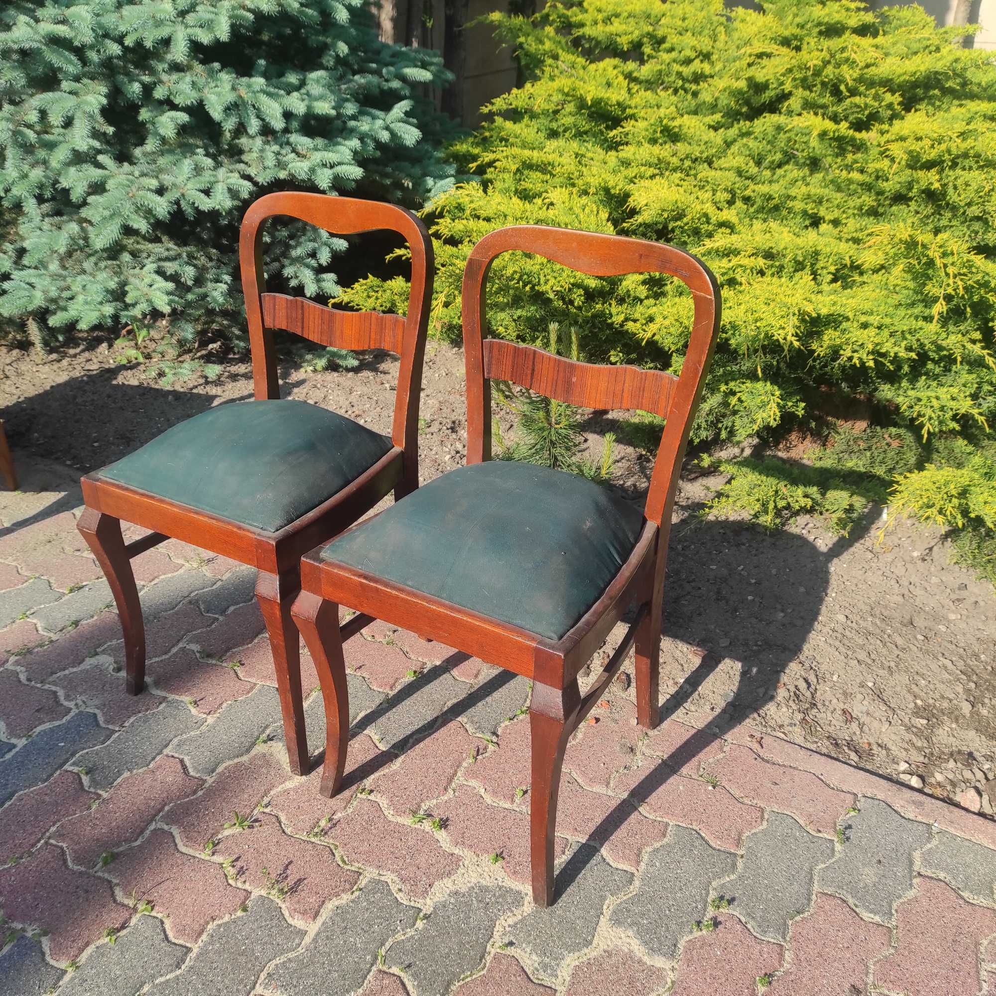 Krzesła retro tapicerowane.