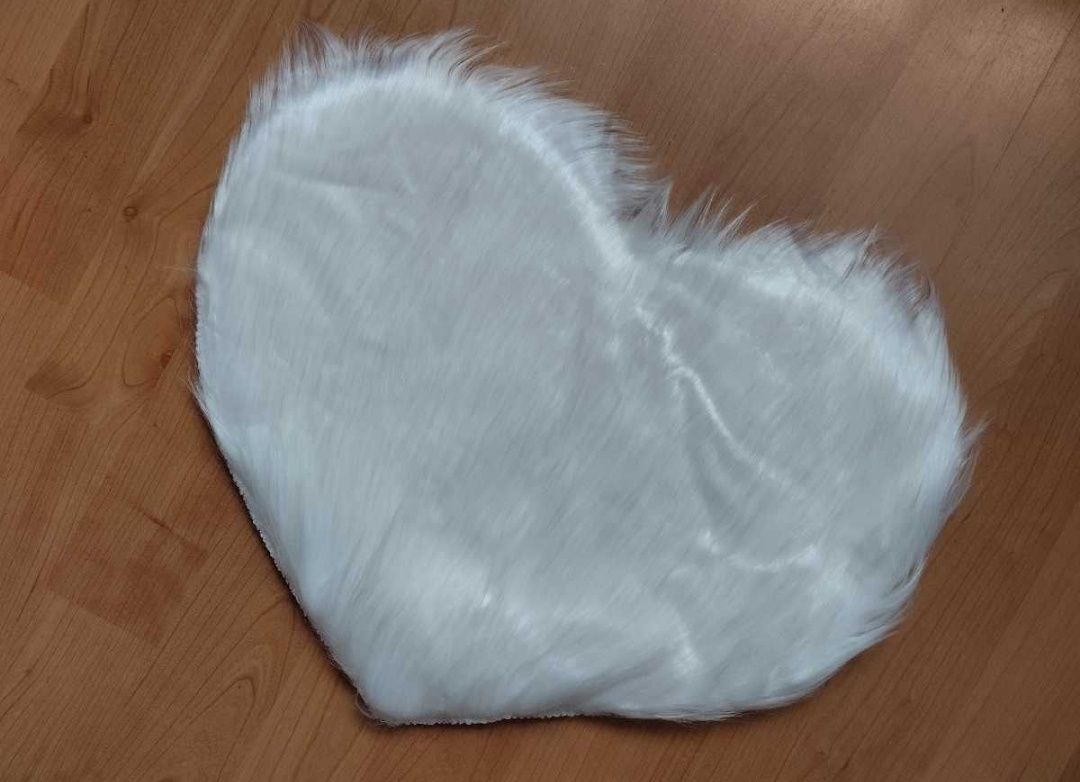 Килимок білий у формі серця
