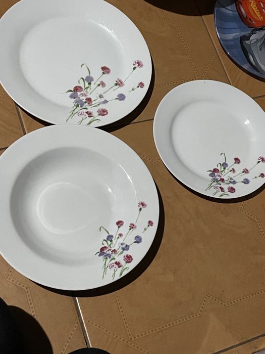 Zestaw trzech talerzy porcelanowych Ambition