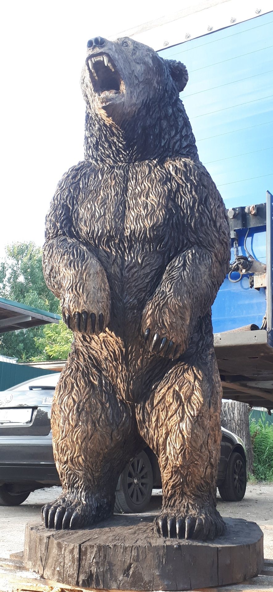 Медведь из дерева.  Садовая скульптура.