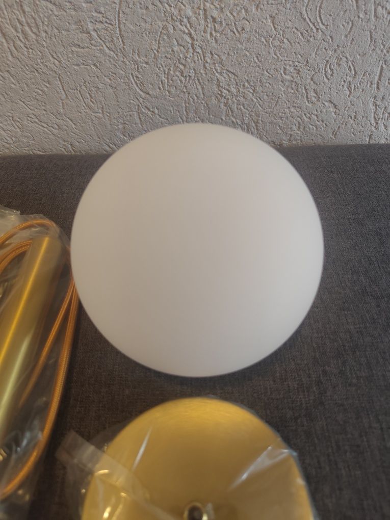 Lampa wisząca kula szkło mleczne złota oprawa