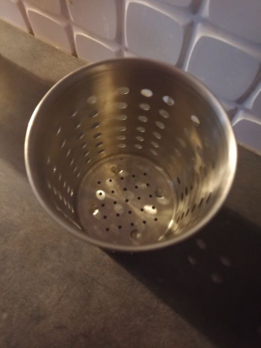 Metalowy pojemnik na sztućce okapnik