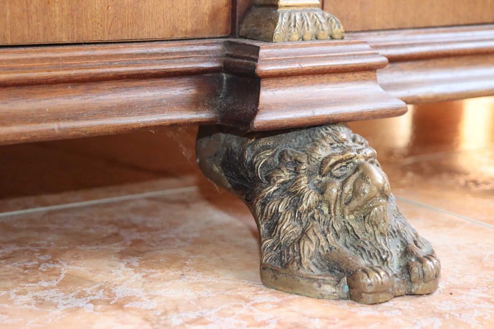 Móvel Antigo em Madeira Maciça