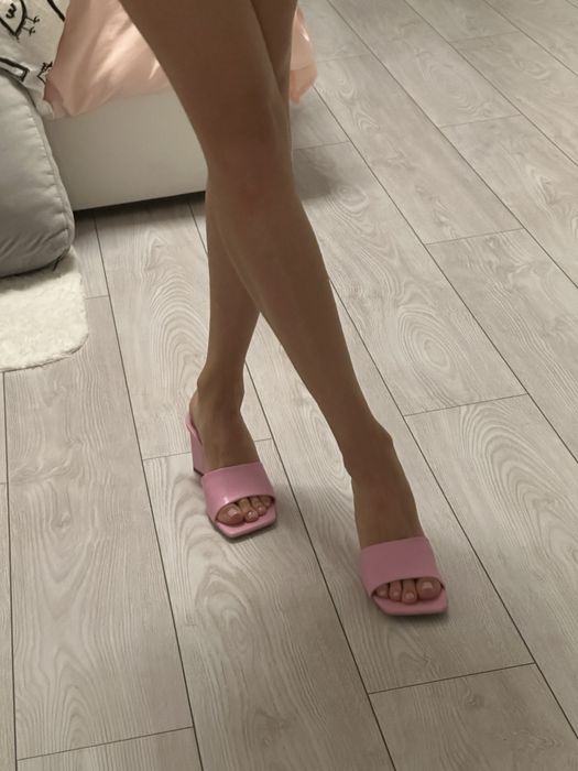 Босоніжки рожеві нові