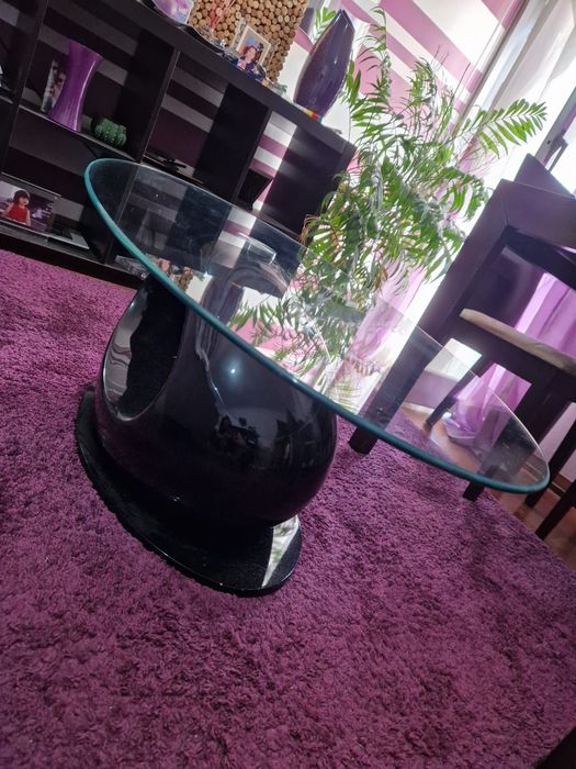 Móveis de sala: 1 sofá, 1 tapete, 1 aparador, 1 mesa de centro e 1 mes