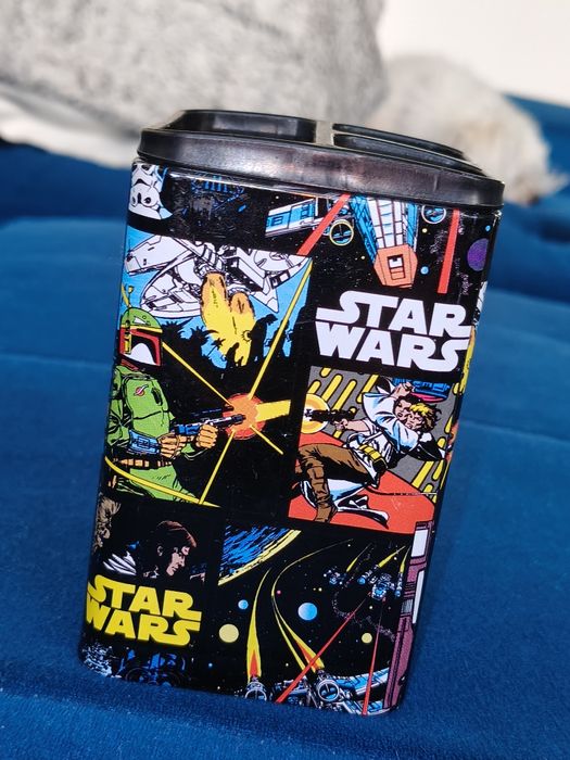 Przedmiot na zdjęciu to pojemnik na przybory biurowe (np. długopisy,