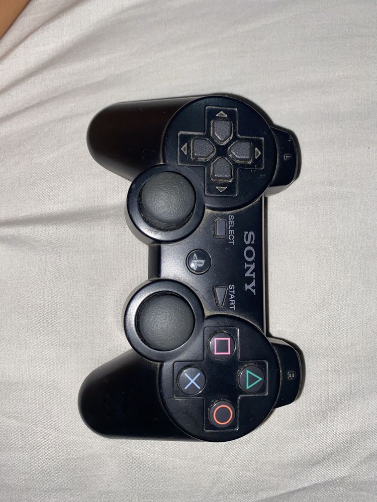 Playstation 3 com comando em perfeito estado + 4jogos