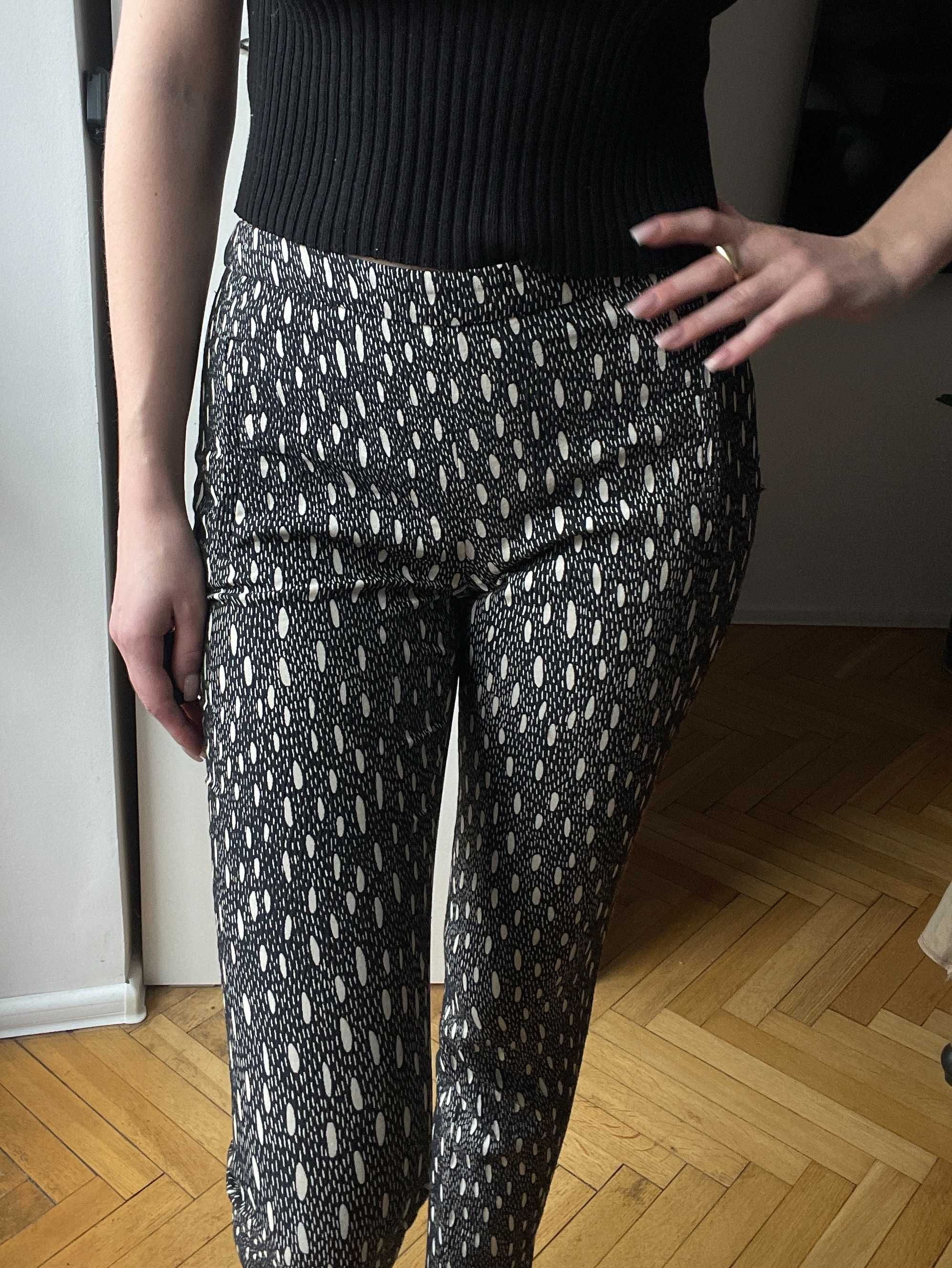 Eleganckie spodnie chinosy 7/8 we wzory Zara