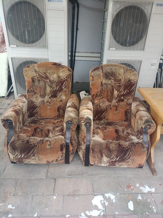 Oddam 2 fotele oraz rozkładany stół.