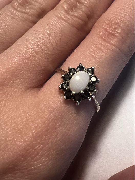 Pierścionek z opalem i onyxami