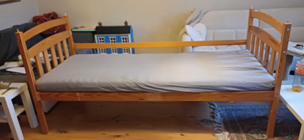 łóżko jednosobowe z materacem