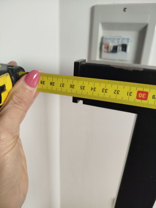 Gancho preto em metal com base