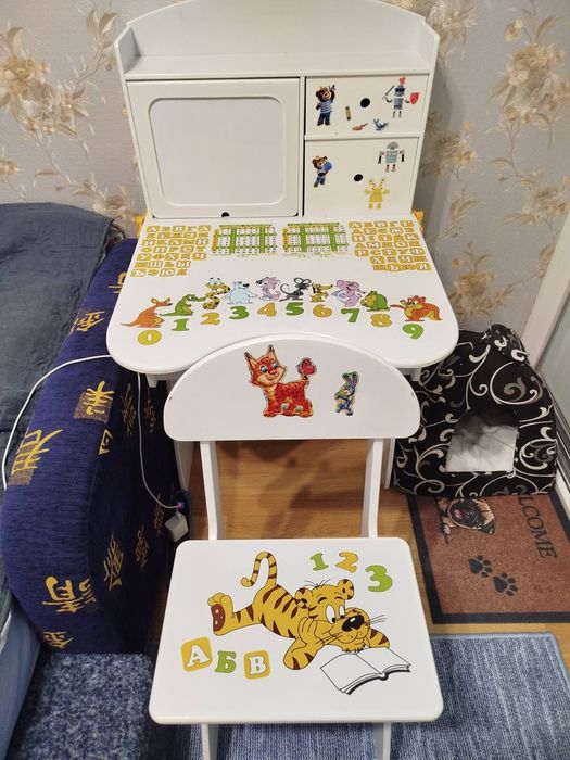 Комплект зростаюча дитяча парта і стільчик