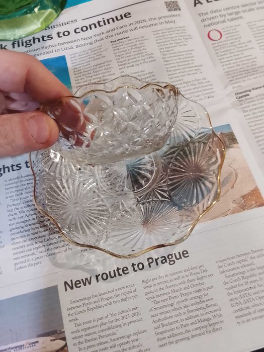 Taça e prato de aperitivos