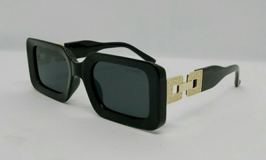 Женские модные брендовые солнцезащитные очки чернве с золотым логотипо