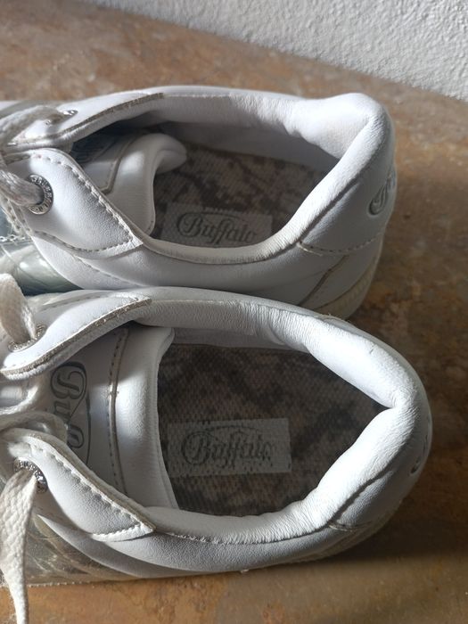 Tênis  brancos Buffalo