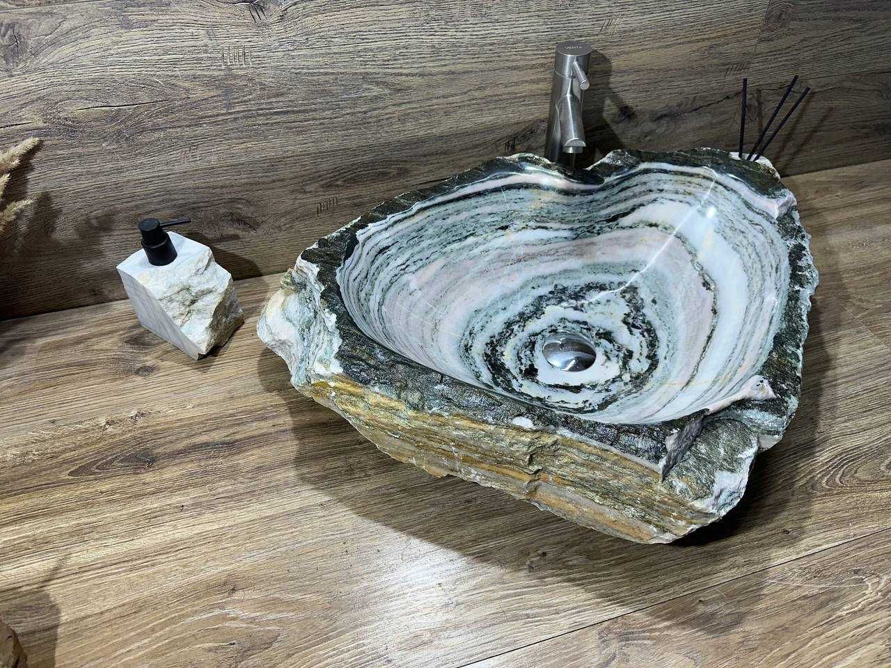 Раковина в ванную из натурального мрамора.