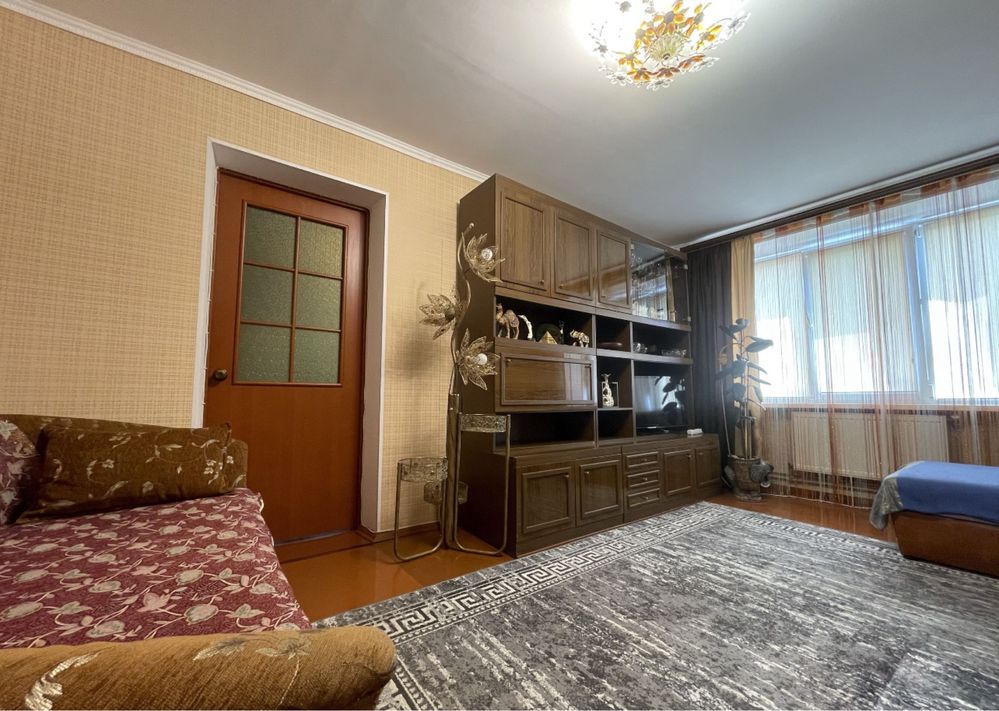 Продається двокімнатна квартира з гарним ремонтом та меблями