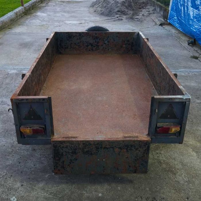 Reboque Automóvel com Pneu Suplente