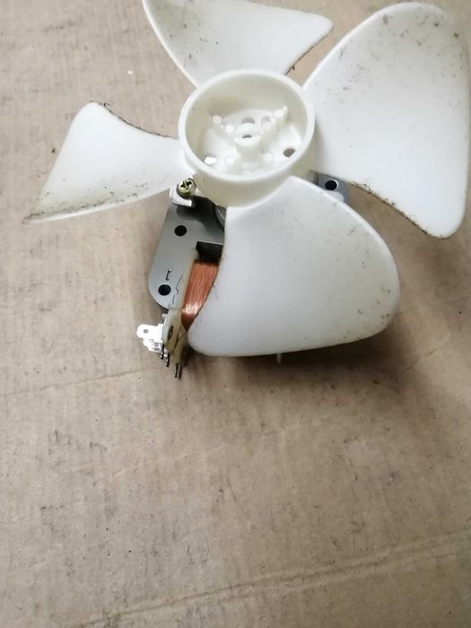 Wiatrak mikrofalówka samsung g2711n

Sprawny