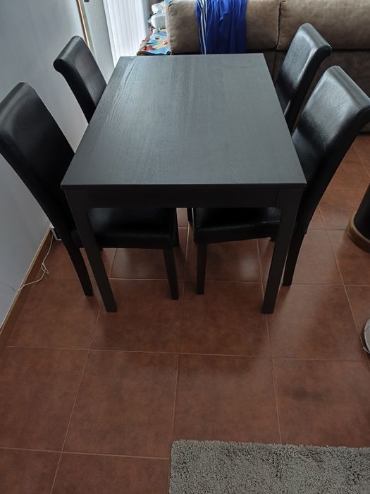 Mesa extensível com 4 cadeiras como novas vendo á melhor oferta