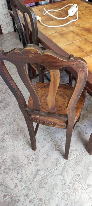 Mesa mais 4 cadeiras antigas