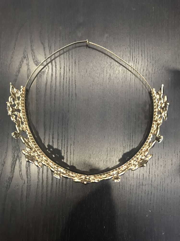 Coroa de Rainha em metal e pedras