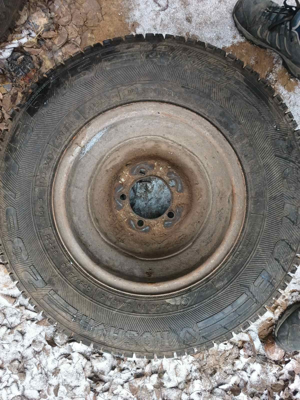 Пара колес УАЗ 235/75 r15 стан нових