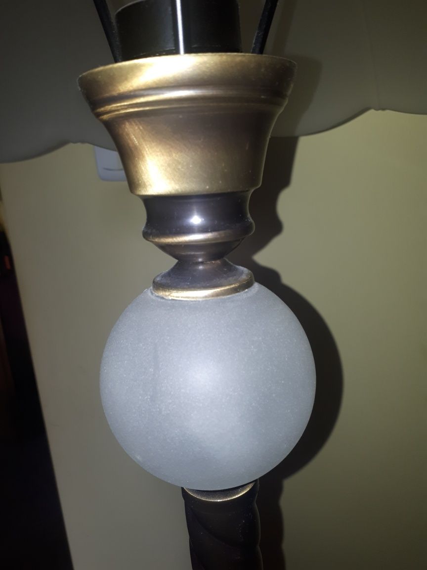 Lampa mosiężna stylowa.