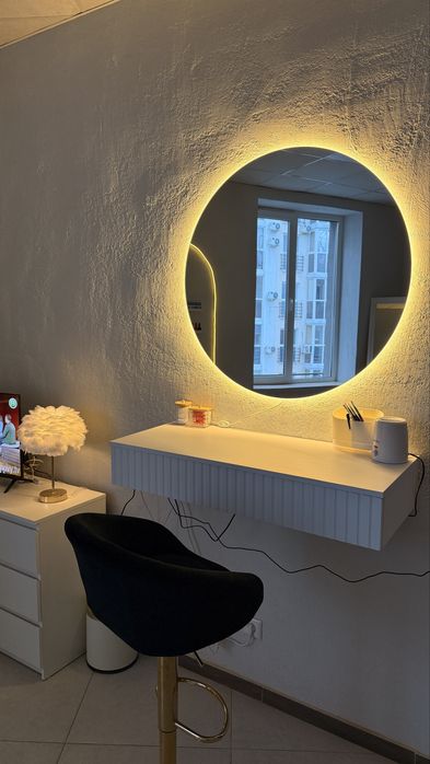 Місце для візажиста/бровіста/майстра по зачіскам.